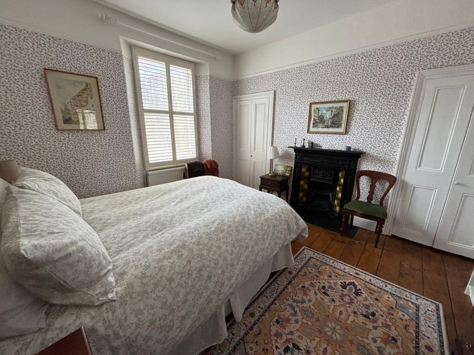 Tenby Victorian Villa with parking, pets allowed House in Wales