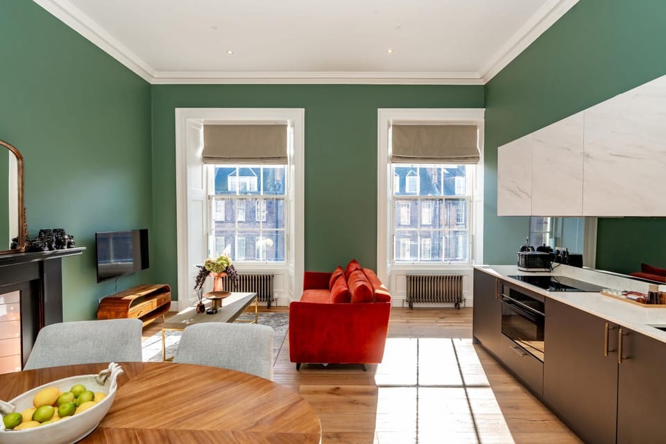 TV and multimedia, Kitchen or kitchenette, Living room, Seating area, Dining area, oven, stove