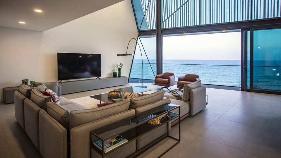 Communal lounge/ TV room, Natural landscape, TV and multimedia, Living room, Sea view