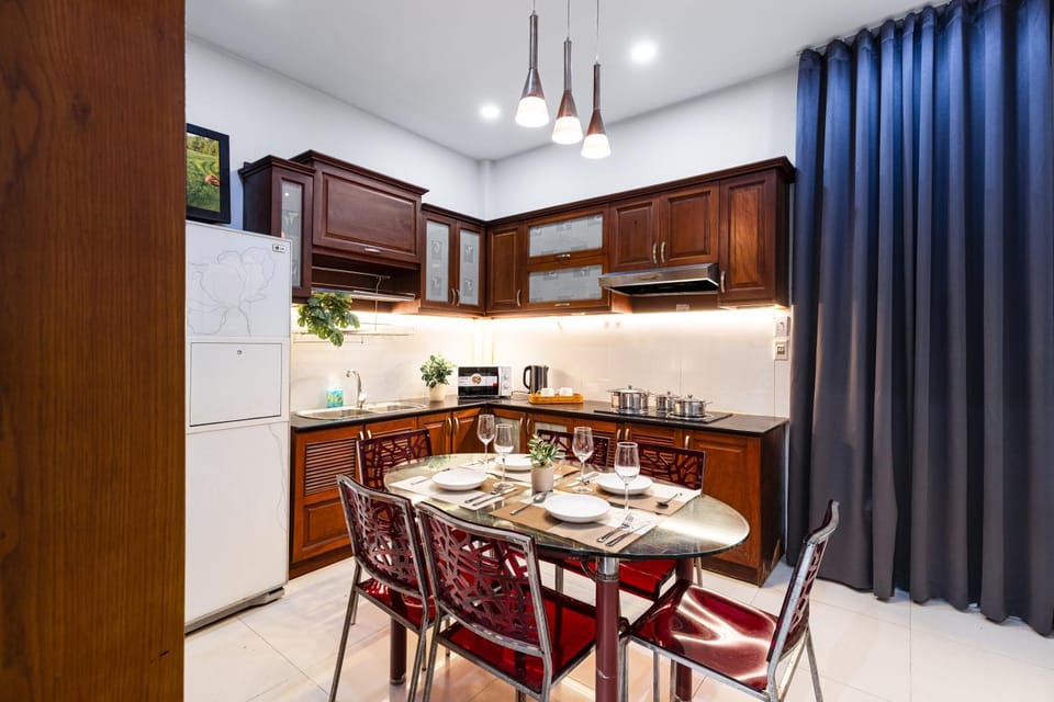 Kitchen or kitchenette, Dining area, microwave, stove, kitchen