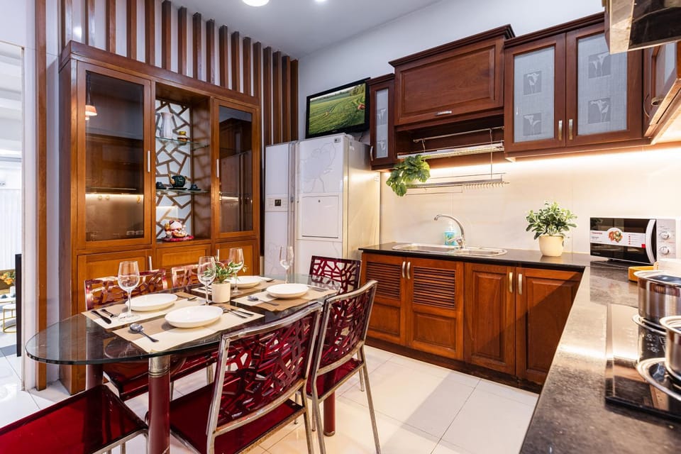 Kitchen or kitchenette, Dining area, microwave, stove