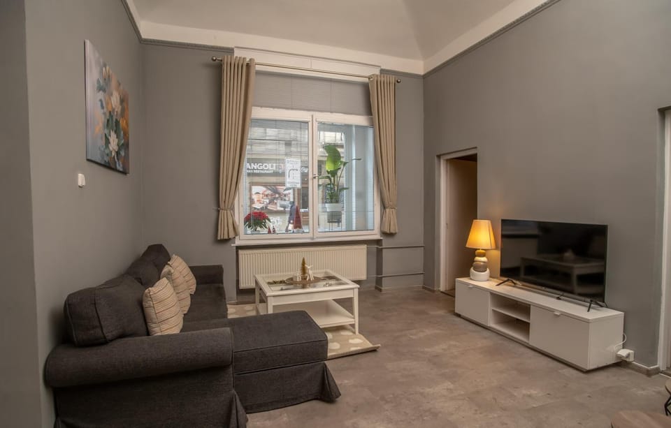 Communal lounge/ TV room, TV and multimedia, Living room, Seating area, Evening entertainment