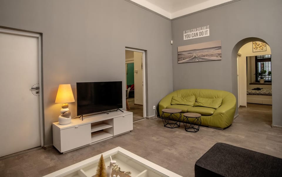 Communal lounge/ TV room, TV and multimedia, Living room, Seating area, Evening entertainment