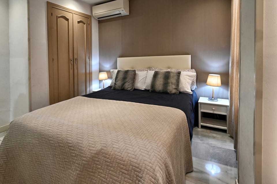 Bed, Photo of the whole room, Bedroom, wardrobe, air conditioner