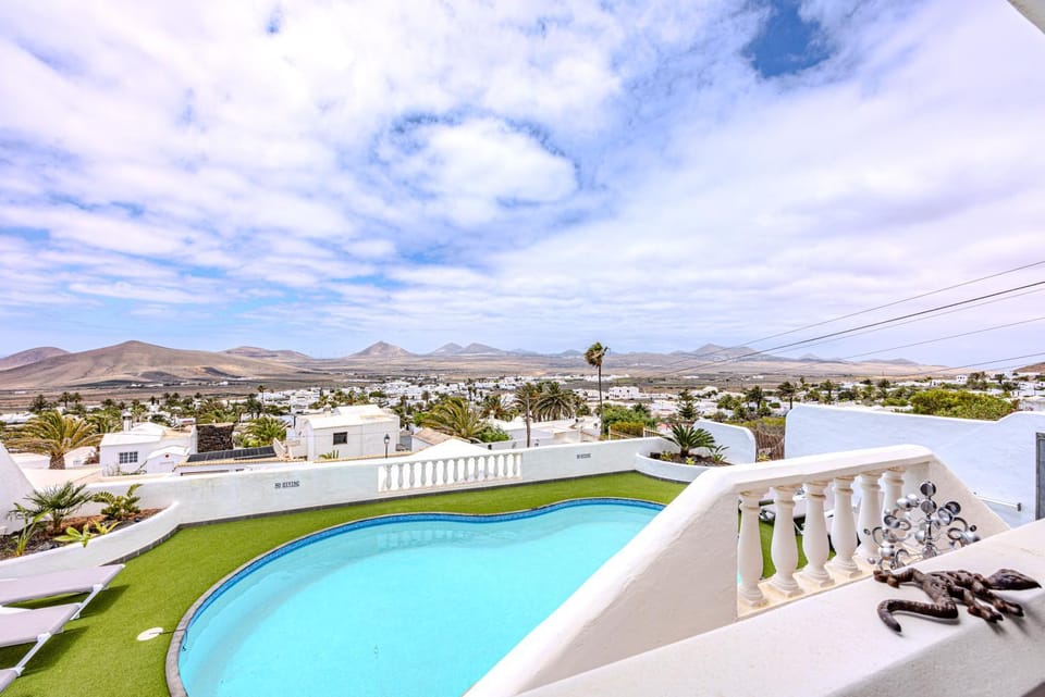 Natural landscape, View (from property/room), Balcony/Terrace, Mountain view, Pool view, Swimming pool, sunbed