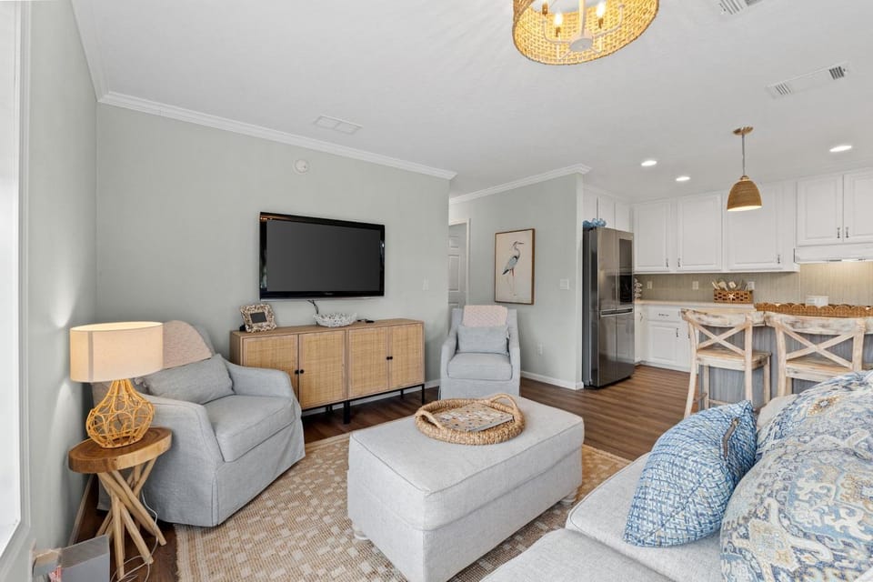 TV and multimedia, Kitchen or kitchenette, Living room, Seating area, Dining area