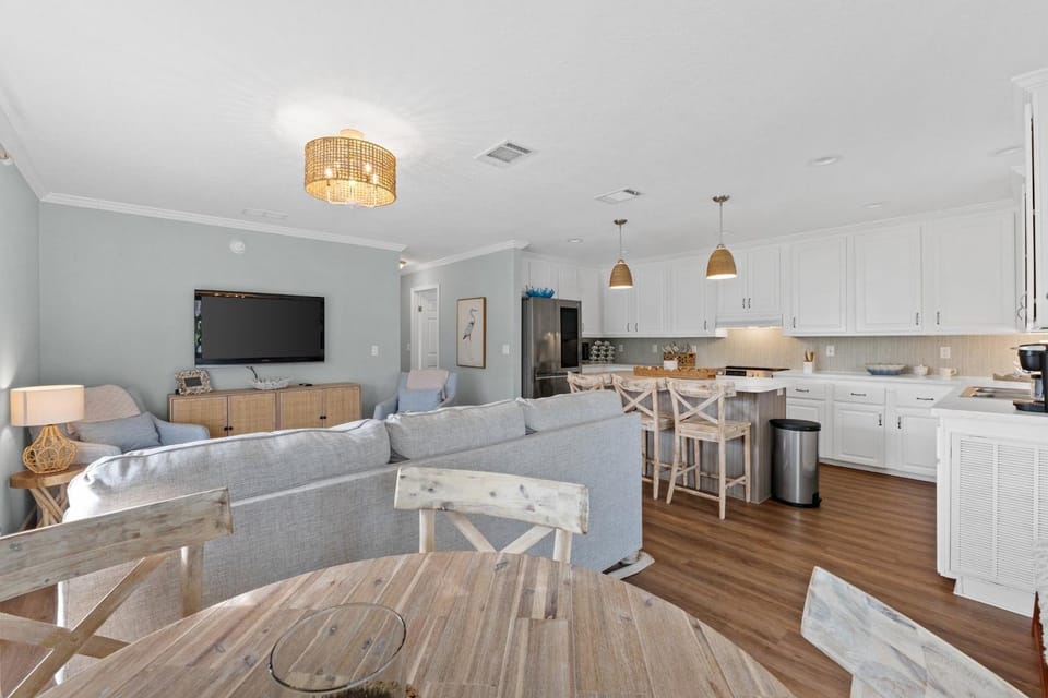TV and multimedia, Kitchen or kitchenette, Living room, Seating area, Dining area