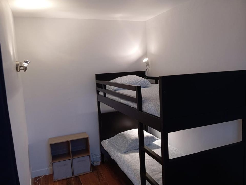 Bedroom, bunk bed
