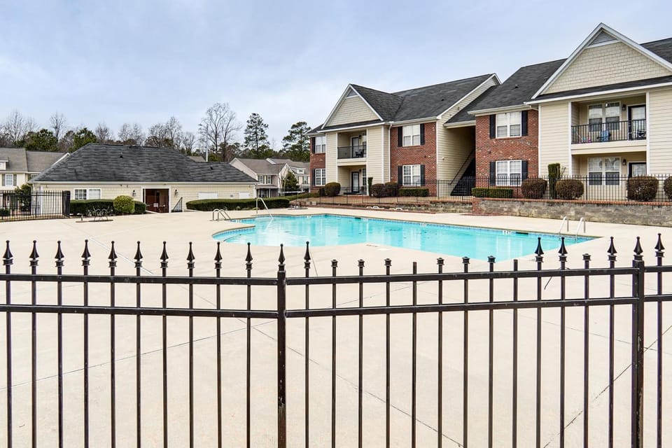 9 Mi to Dtwn Fayetteville: Condo w/ Pool Access! House in Fayetteville
