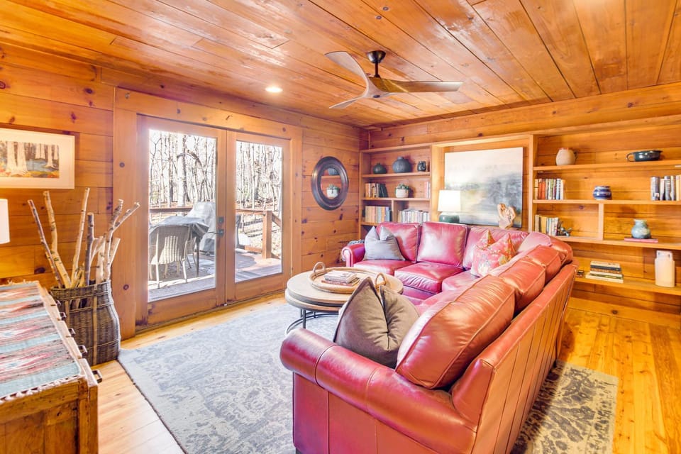 3 Mi to Dtwn Ellijay: Tree-Lined Cabin w/ Deck! Cabin in Georgia