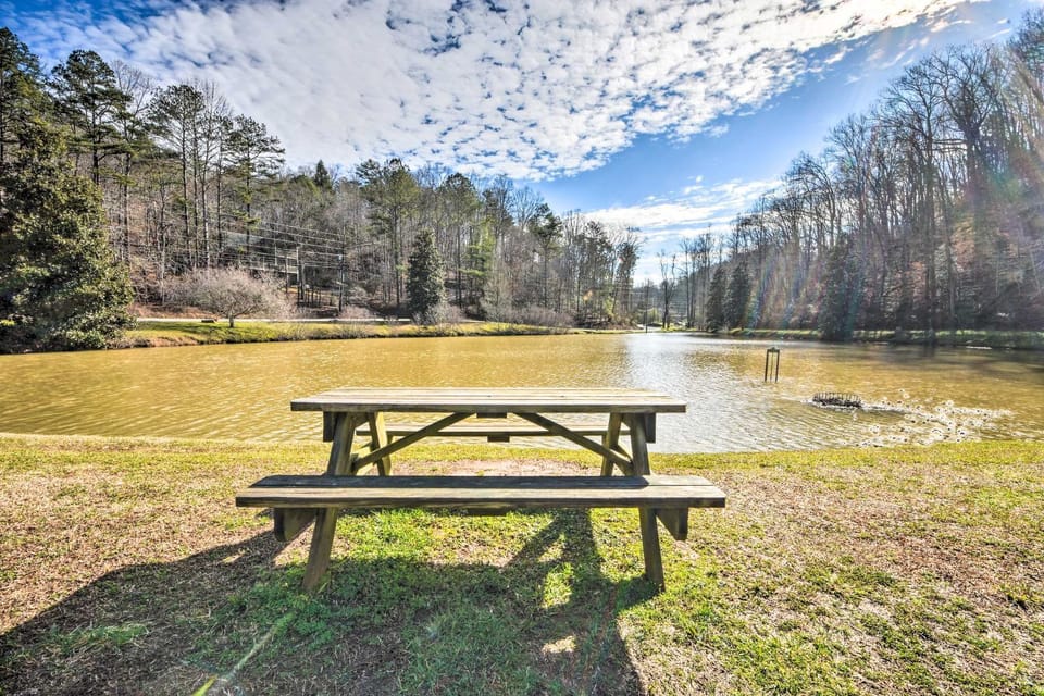 3 Mi to Dtwn Ellijay: Tree-Lined Cabin w/ Deck! Cabin in Georgia