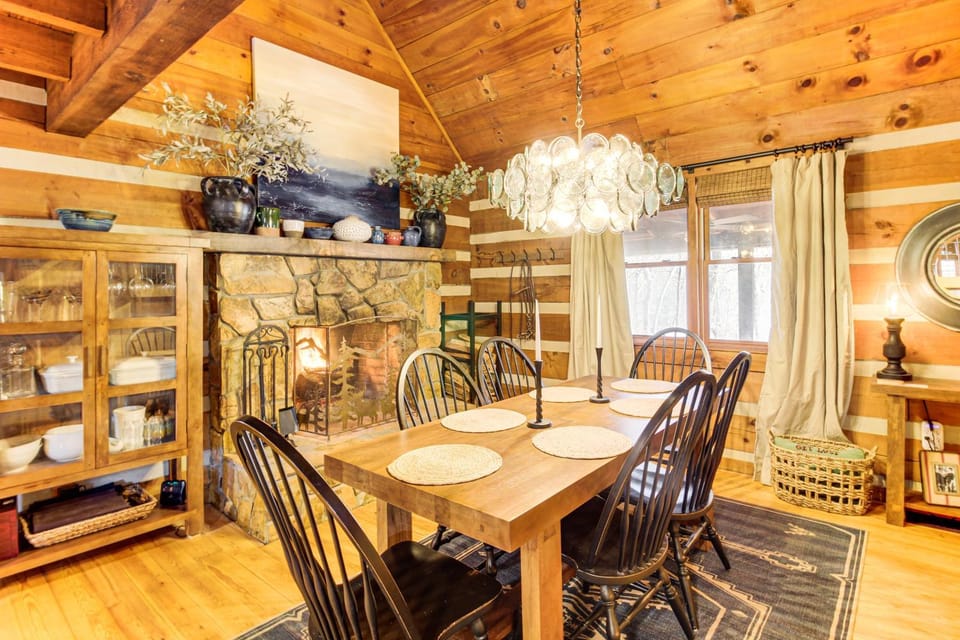 3 Mi to Dtwn Ellijay: Tree-Lined Cabin w/ Deck! Cabin in Georgia