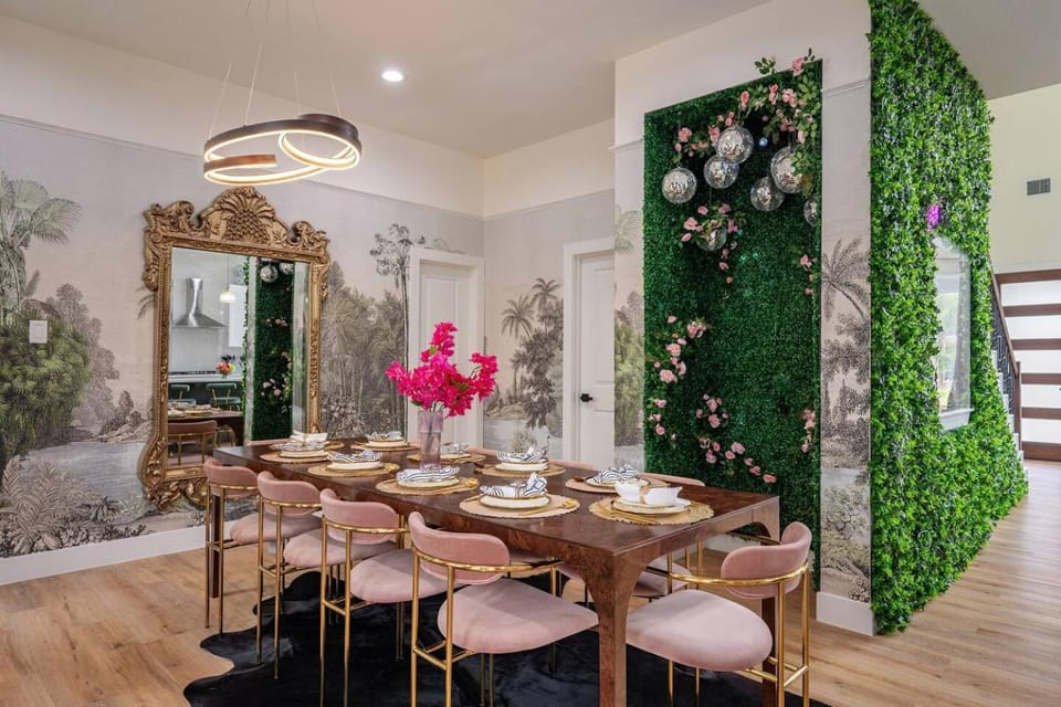 Garden of Eden - 12 BEDS - Hot Tub, Game Room, Neon Vibes House in Houston