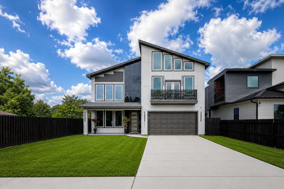 Property building, Facade/entrance, Garden, Balcony/Terrace, Parking
