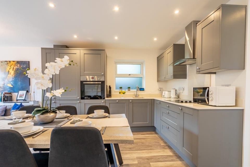 Kitchen or kitchenette, Dining area, dishwasher, oven, pet friendly, stove, toaster