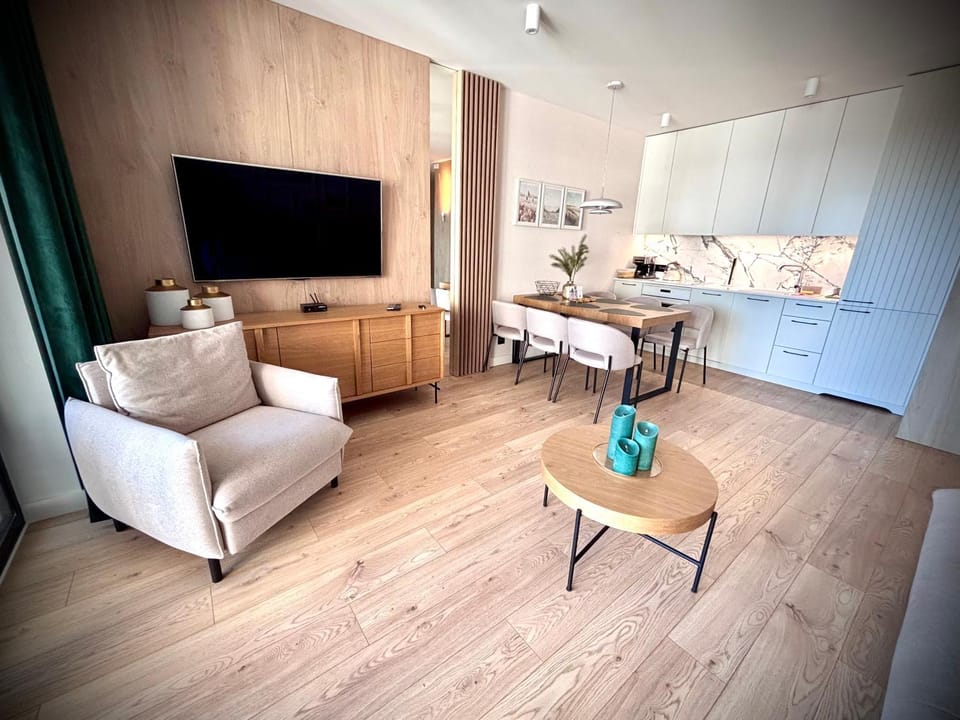 Communal lounge/ TV room, TV and multimedia, Kitchen or kitchenette, Living room, Seating area, Dining area, Evening entertainment