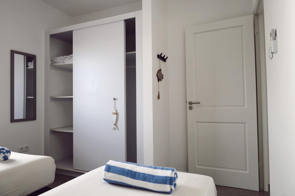 Bed, Photo of the whole room, towels, wardrobe