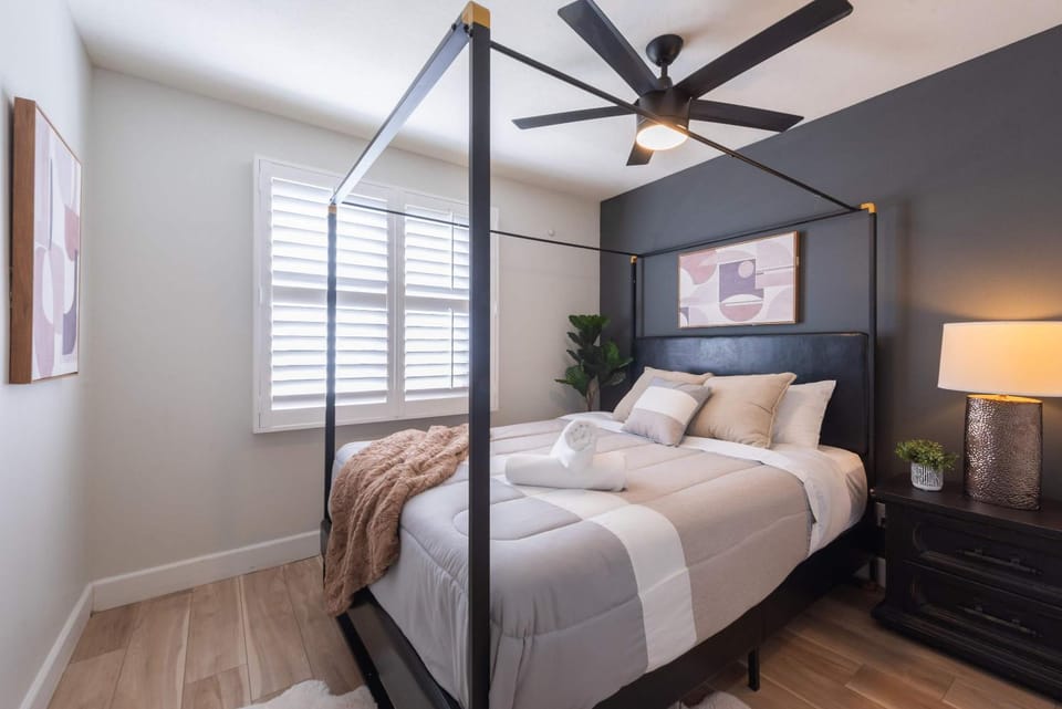 Phoenix 4 BDR Home with Gym & Hot Tub House in Phoenix