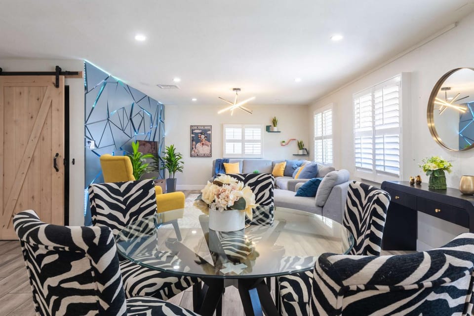 Phoenix 4 BDR Home with Gym & Hot Tub House in Phoenix