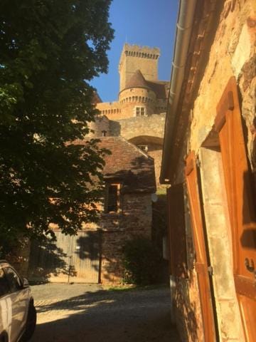 Maison de tuiles au pieds du château de Castelnau House in Occitanie