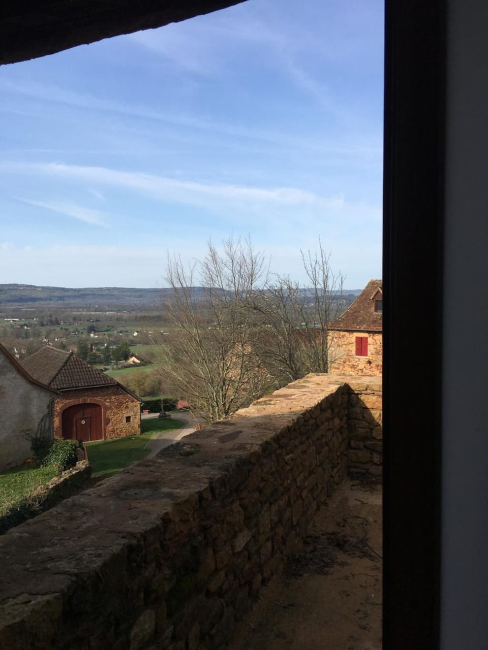 Maison de tuiles au pieds du château de Castelnau House in Occitanie
