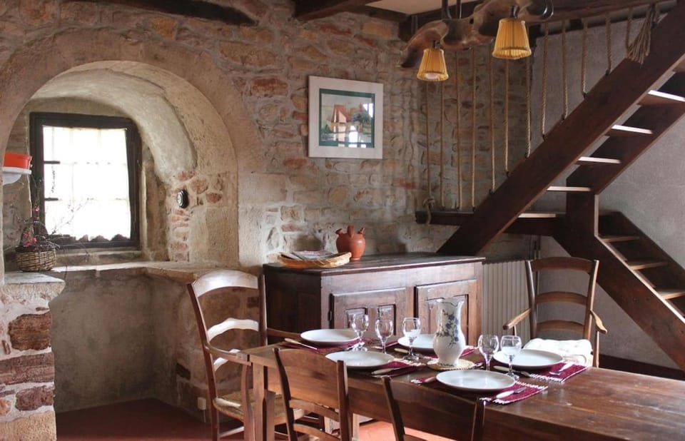 Maison de tuiles au pieds du château de Castelnau House in Occitanie