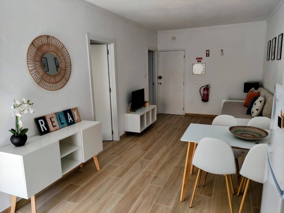 TV and multimedia, Seating area, Dining area