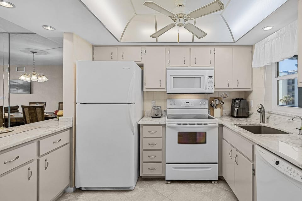 Private Balcony & Community Pool - TLC Beach Escapes - Roelens House in Estero Island
