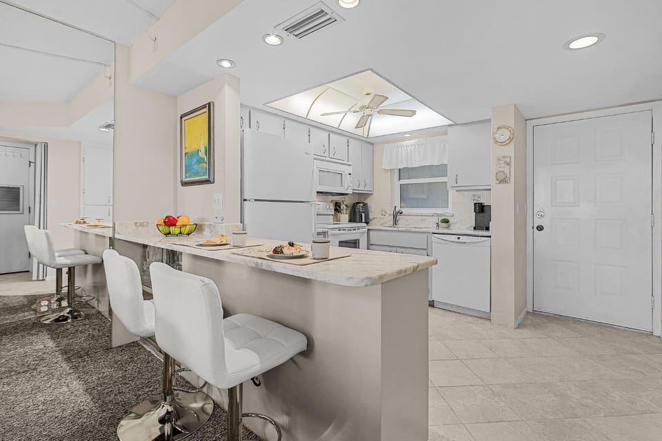 Private Balcony & Community Pool - TLC Beach Escapes - Roelens House in Estero Island