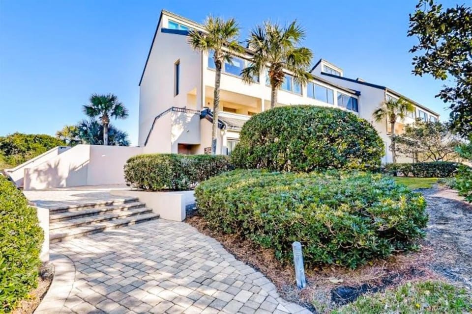 1031 Captains Court House in Amelia Island