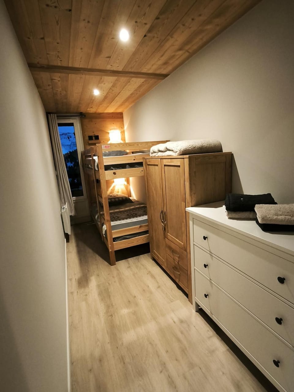 Bedroom, bunk bed