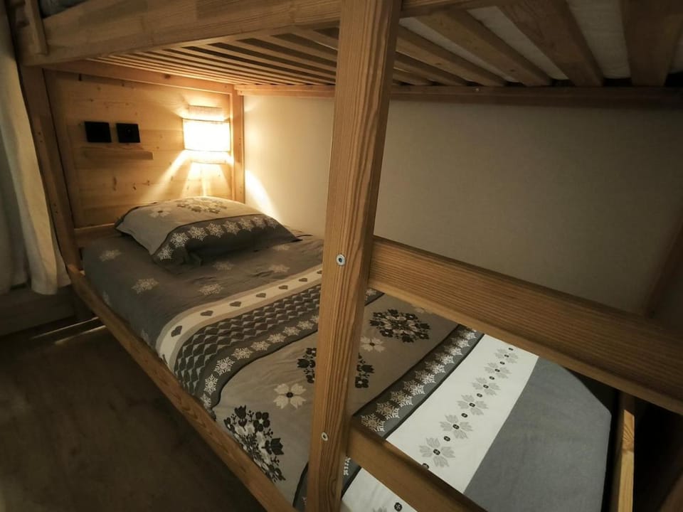 Bedroom, bunk bed
