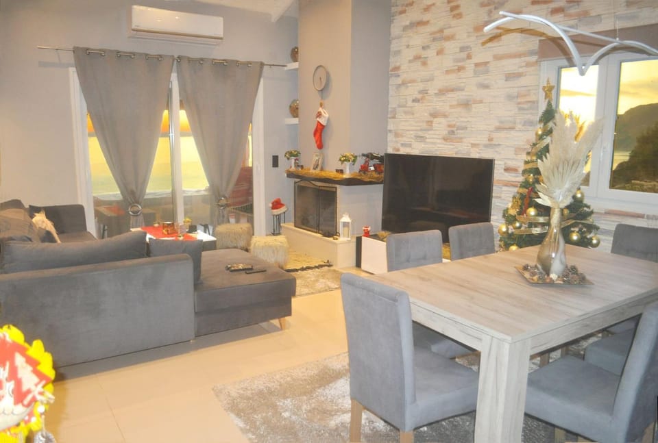 TV and multimedia, Living room, Seating area, fireplace, air conditioner