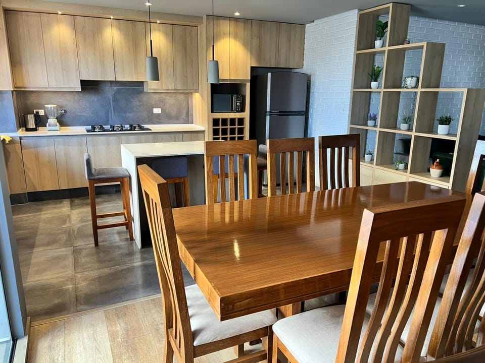 Kitchen or kitchenette, Dining area