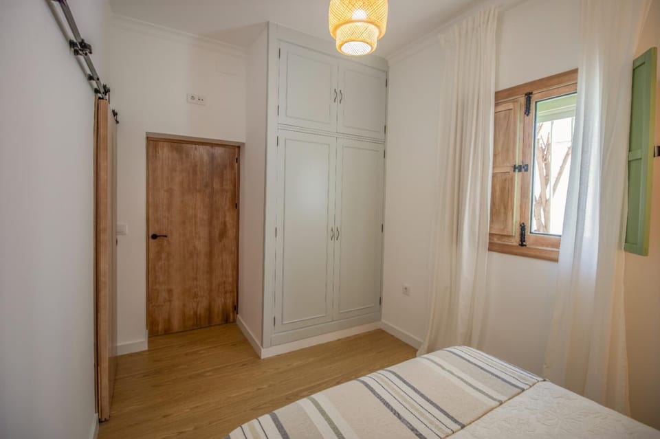 Photo of the whole room, Bedroom, wardrobe