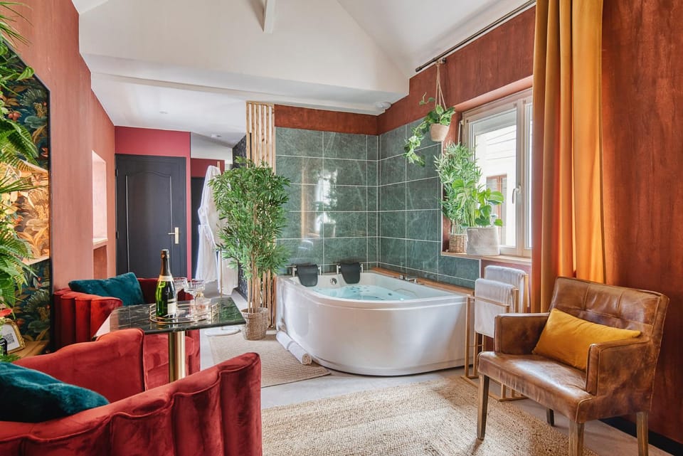 Hot Tub, Living room, Seating area, Bath