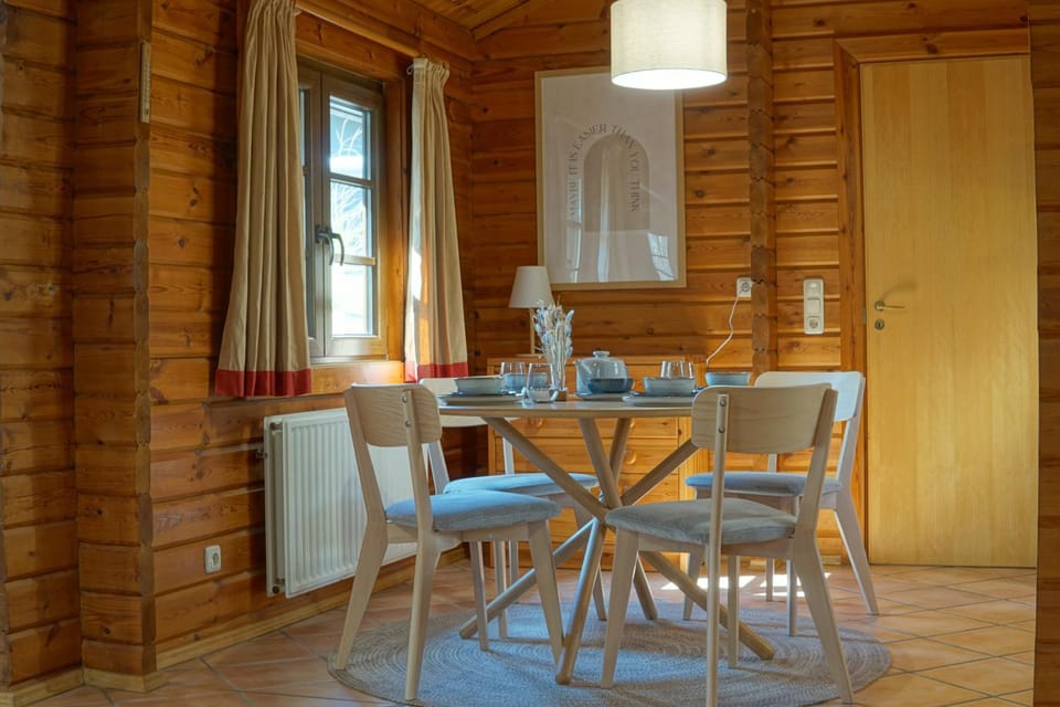 Seating area, Dining area, Food