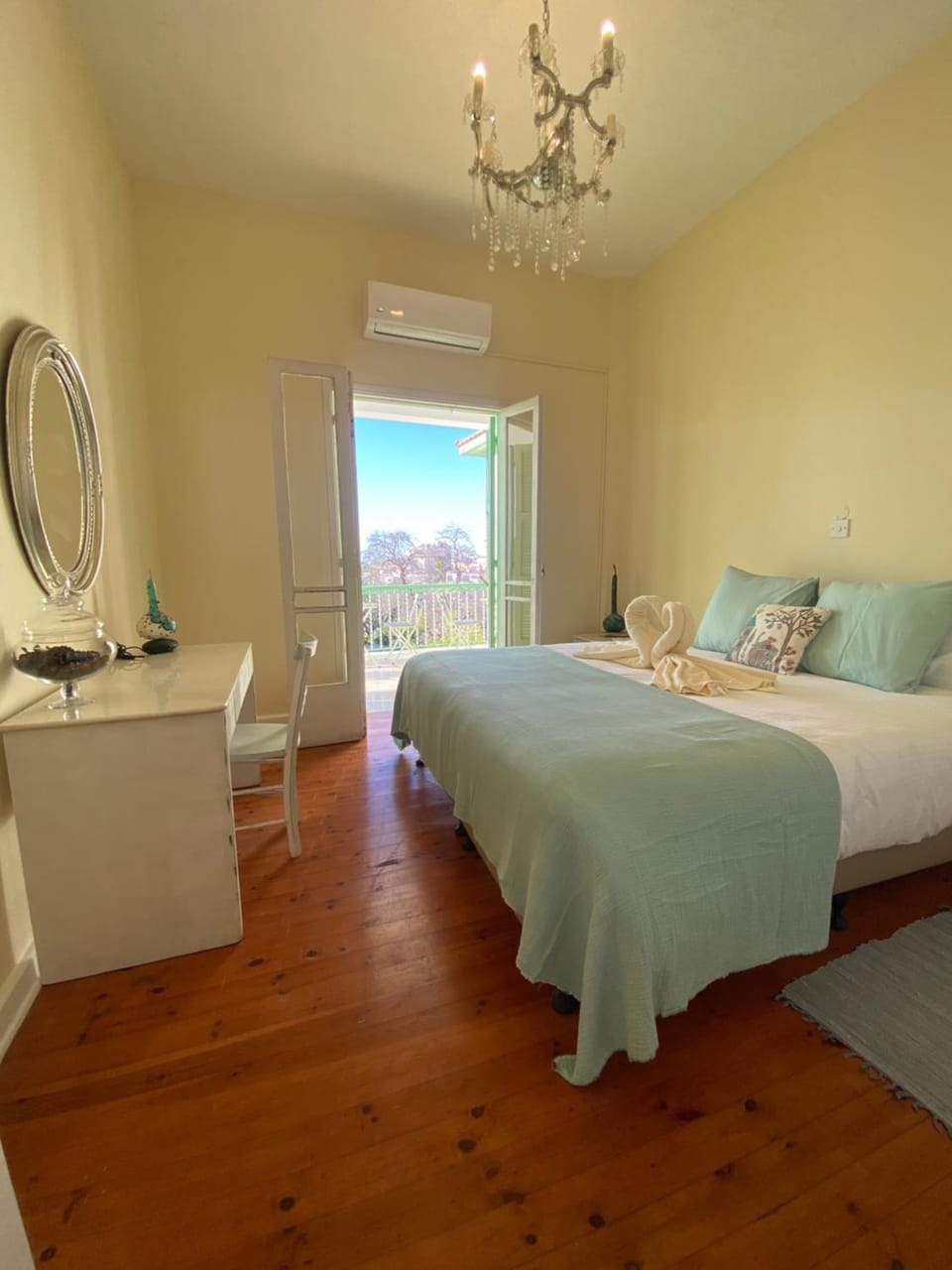 Bed, Photo of the whole room, Bedroom, air conditioner