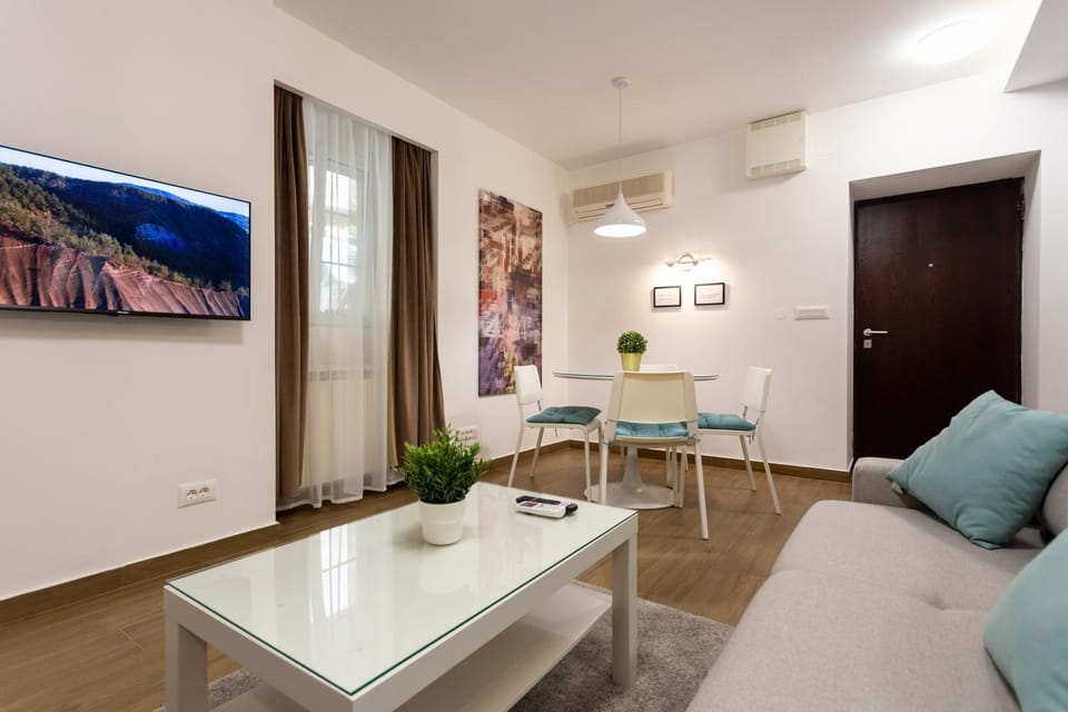 TV and multimedia, Living room, Seating area, Dining area