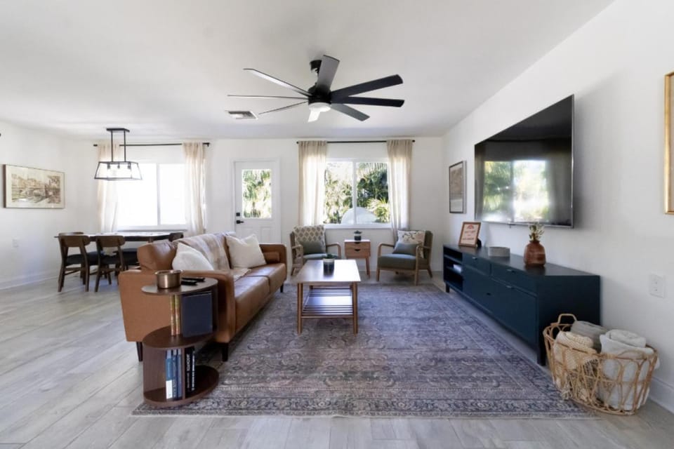 NEW Riverside Retreat with Pool House in Tequesta