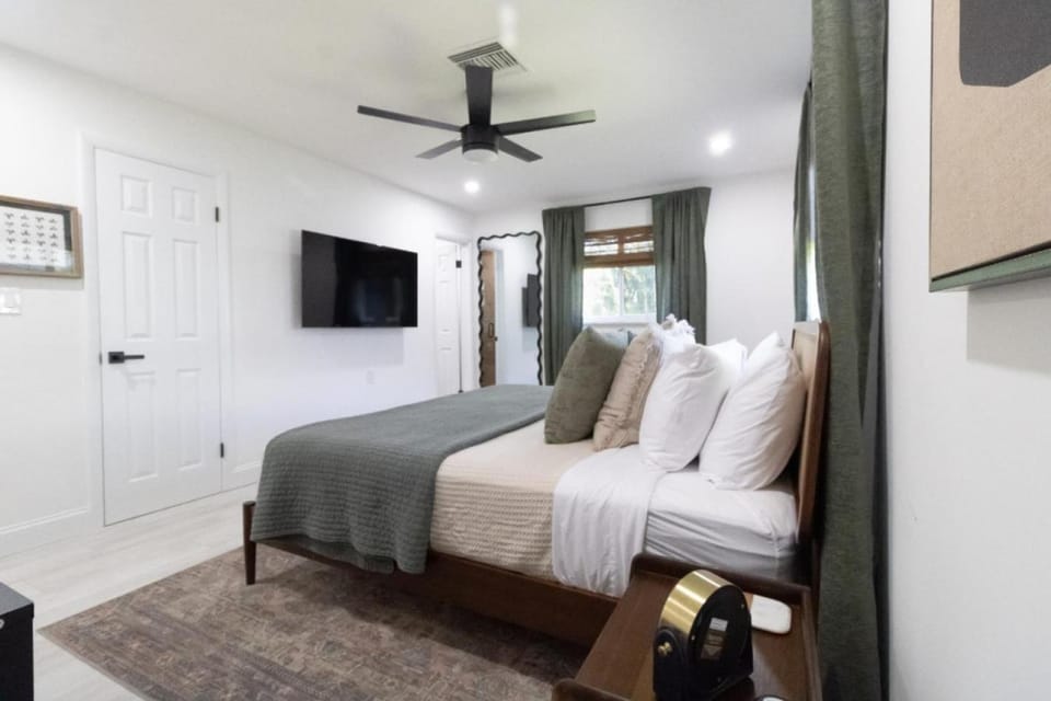 NEW Riverside Retreat with Pool House in Tequesta