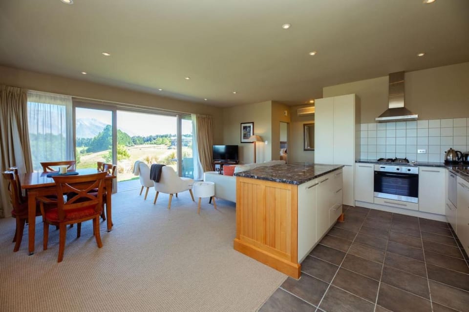 Kitchen or kitchenette, Dining area, oven