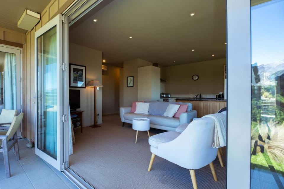 Patio, Balcony/Terrace, Living room, Seating area, Dining area, oven