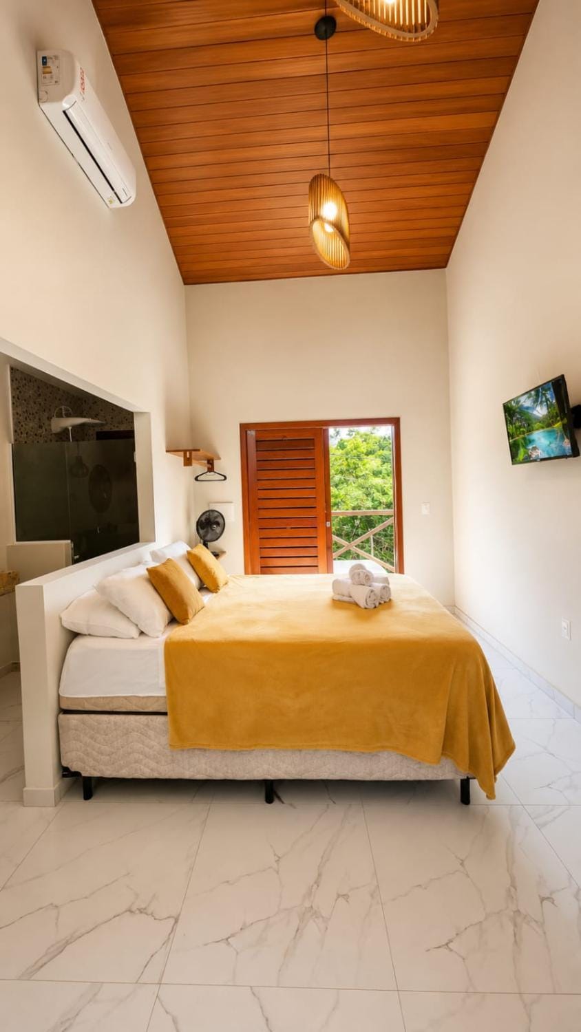 Bed, TV and multimedia, Photo of the whole room, Bedroom, towels, air conditioner