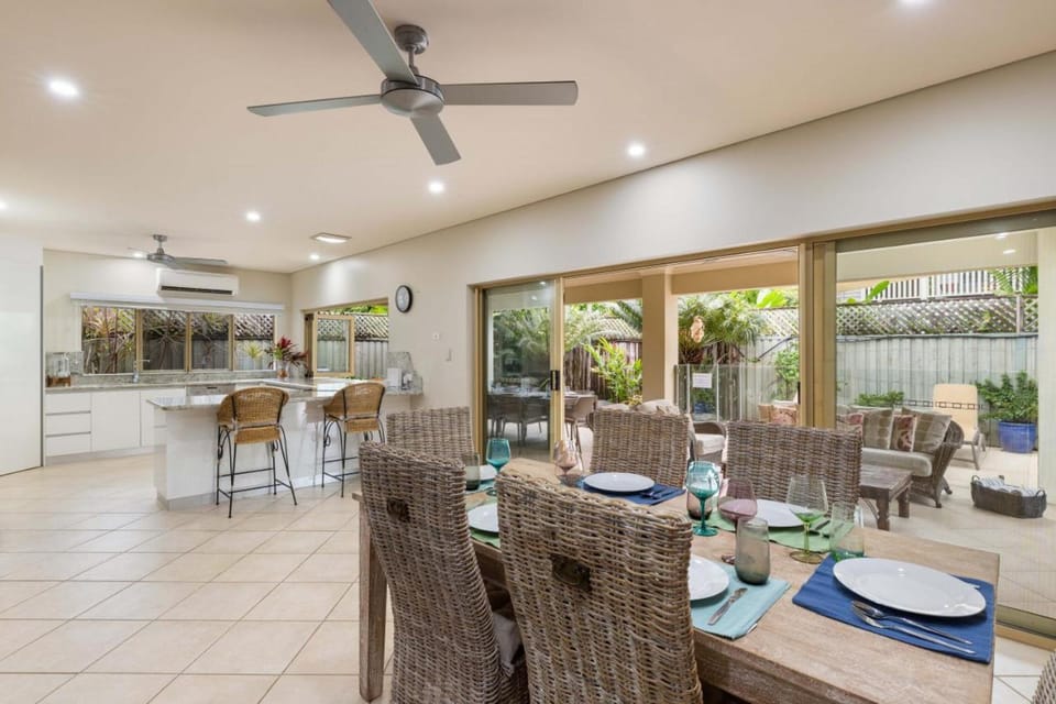 Seating area, Dining area, kitchen