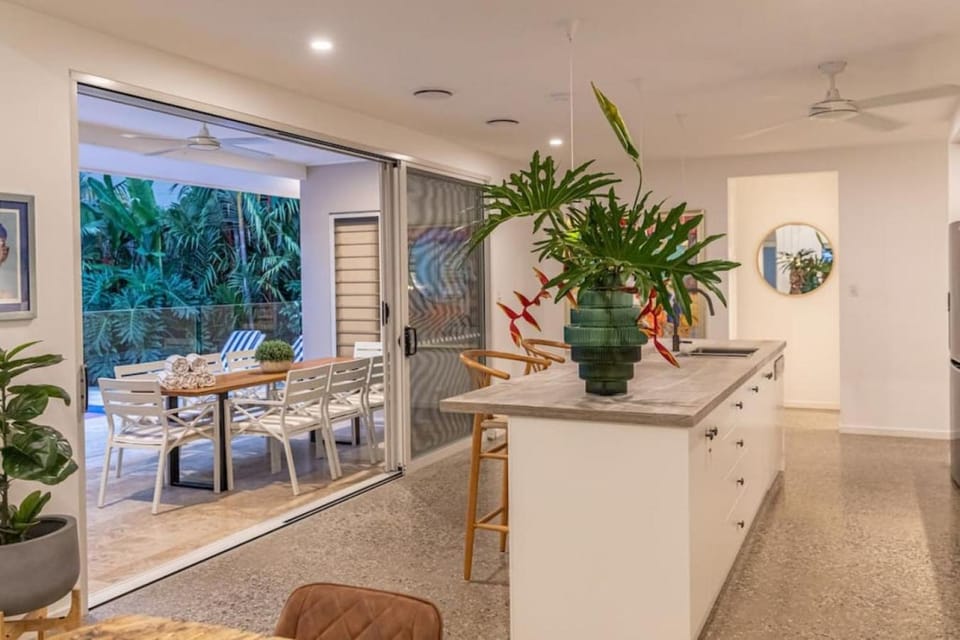 Kitchen or kitchenette, Seating area, Dining area