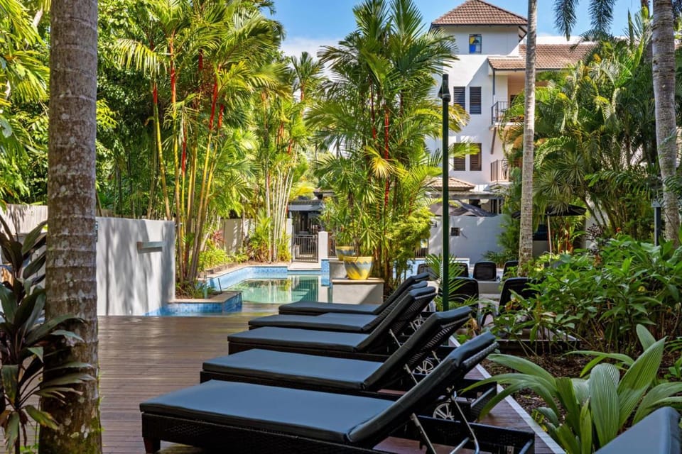 Property building, Patio, Garden view, Pool view, Swimming pool, sunbed