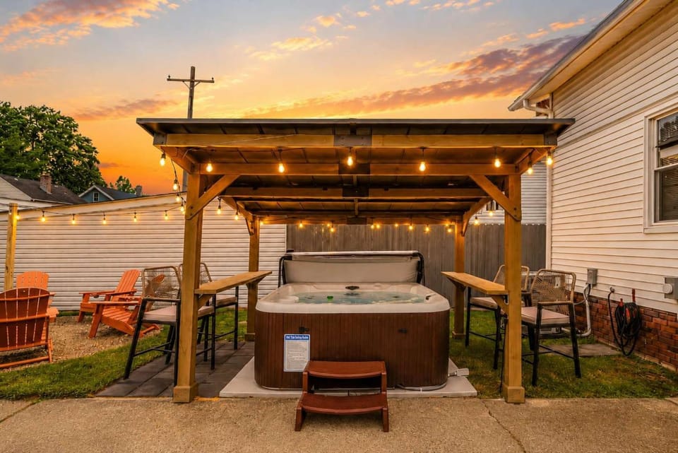 Hot Tub - Game Room - Chic & Spacious - Sleeps 10 House in Cleveland Heights