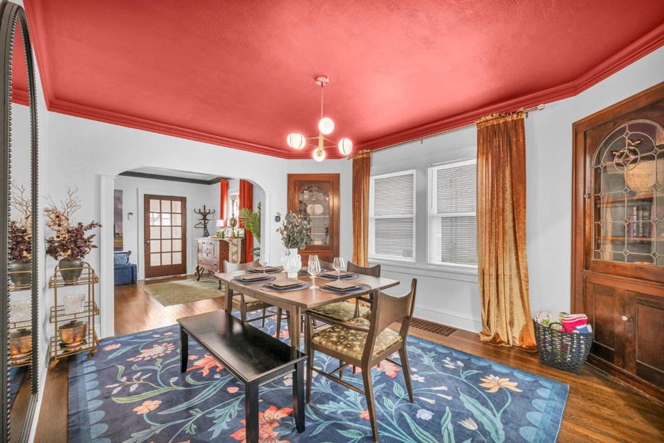 Hot Tub - Game Room - Chic & Spacious - Sleeps 10 House in Cleveland Heights
