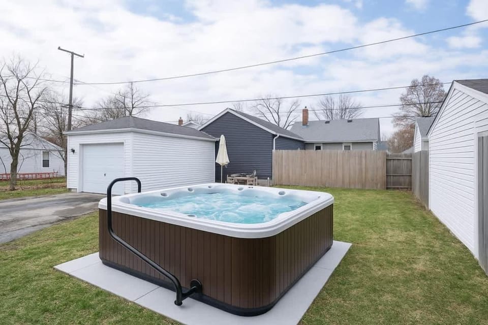 Hot Tub - Game Room - Chic & Spacious - Sleeps 10 House in Cleveland Heights